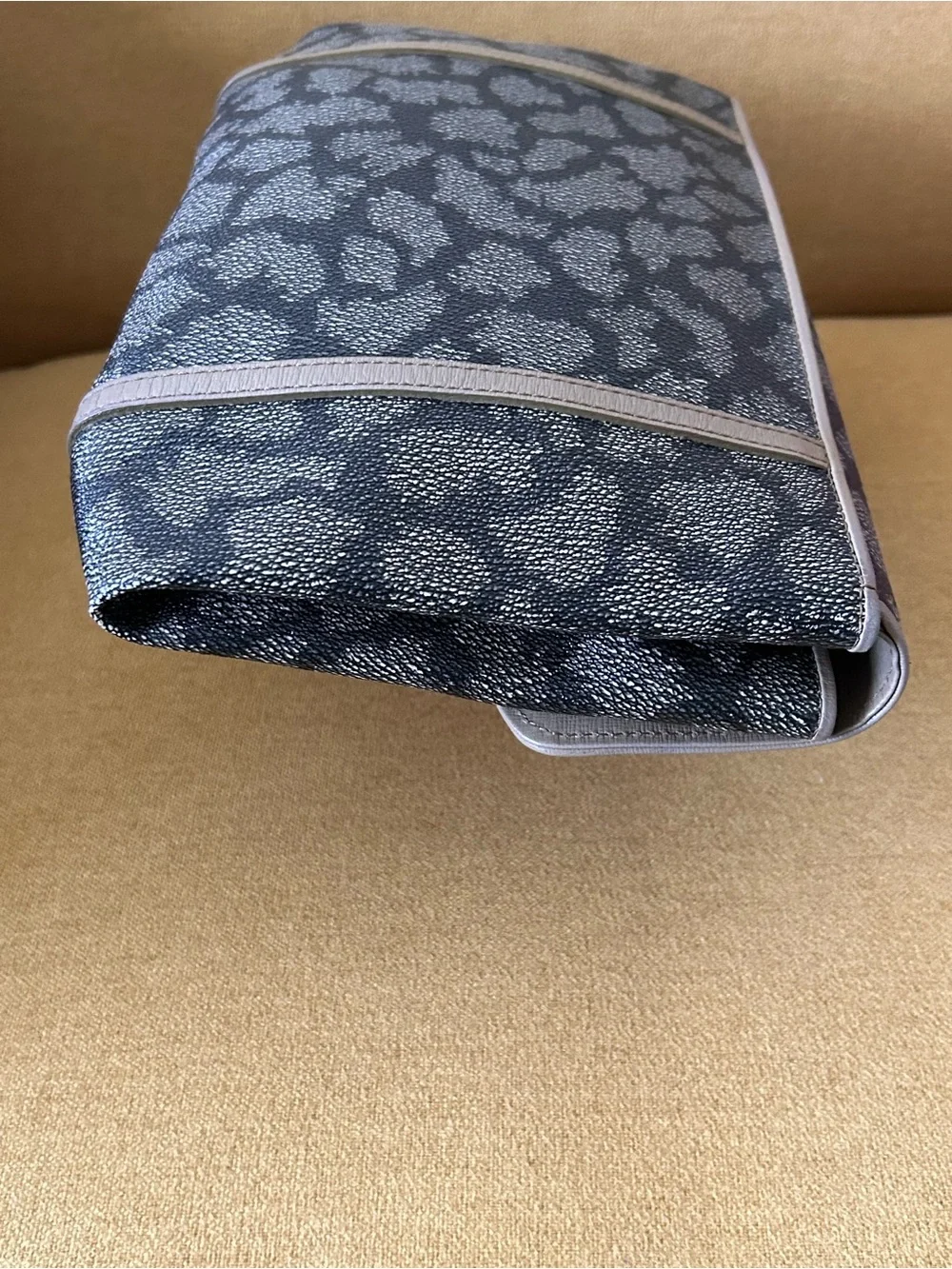 Yves Saint Laurent Giraffe Print Women’s Foldover Clutch Bag - Picture 4 of 14